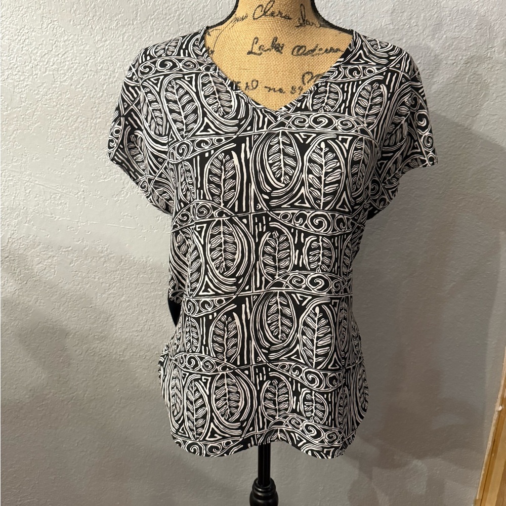 LOFT Black and White Graphic Blouse with Flutter Sleeves